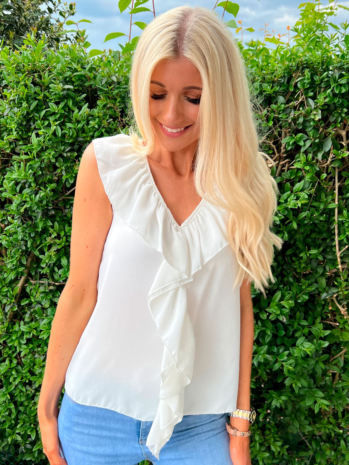 Nannali - Beigefarvet bluse med flæsekant